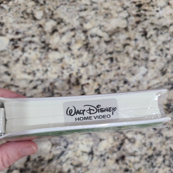 New Sealed Walt Disney Pocahontas (VHS 1996) #5741  First Time on Video Edition - Picture 3 of 8